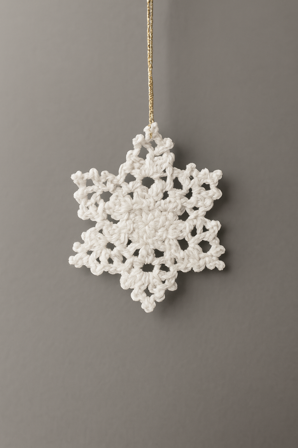 Gehäkelte Schneeflocke aus Handarbeit – Winterlicher Baumschmuck